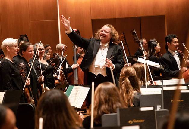 Stéphane Denève recognizing standing SLSO musicians